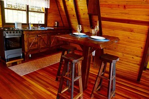 Cabana bàsica | Cuina privada | Frigorífic petit, microones, forn i placa de cuina