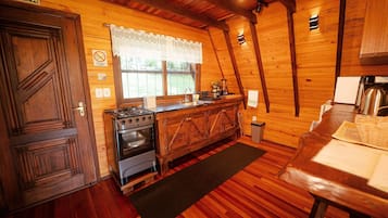 Cabaña básica | Cocina privada | Frigobar, microondas, horno y parrilla de estufa