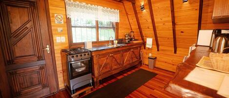 Hytte – basic | Eget kjøkken | Minikjøleskap, mikrobølgeovn, ovn og kokeplater