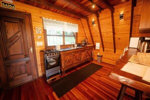 Basic-hytte | Privat køkken | Minikøleskab, mikrobølgeovn, ovn, kogeplade