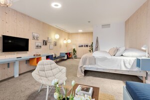 Studio Suite | Desk, laptop workspace, soundproofing, free WiFi