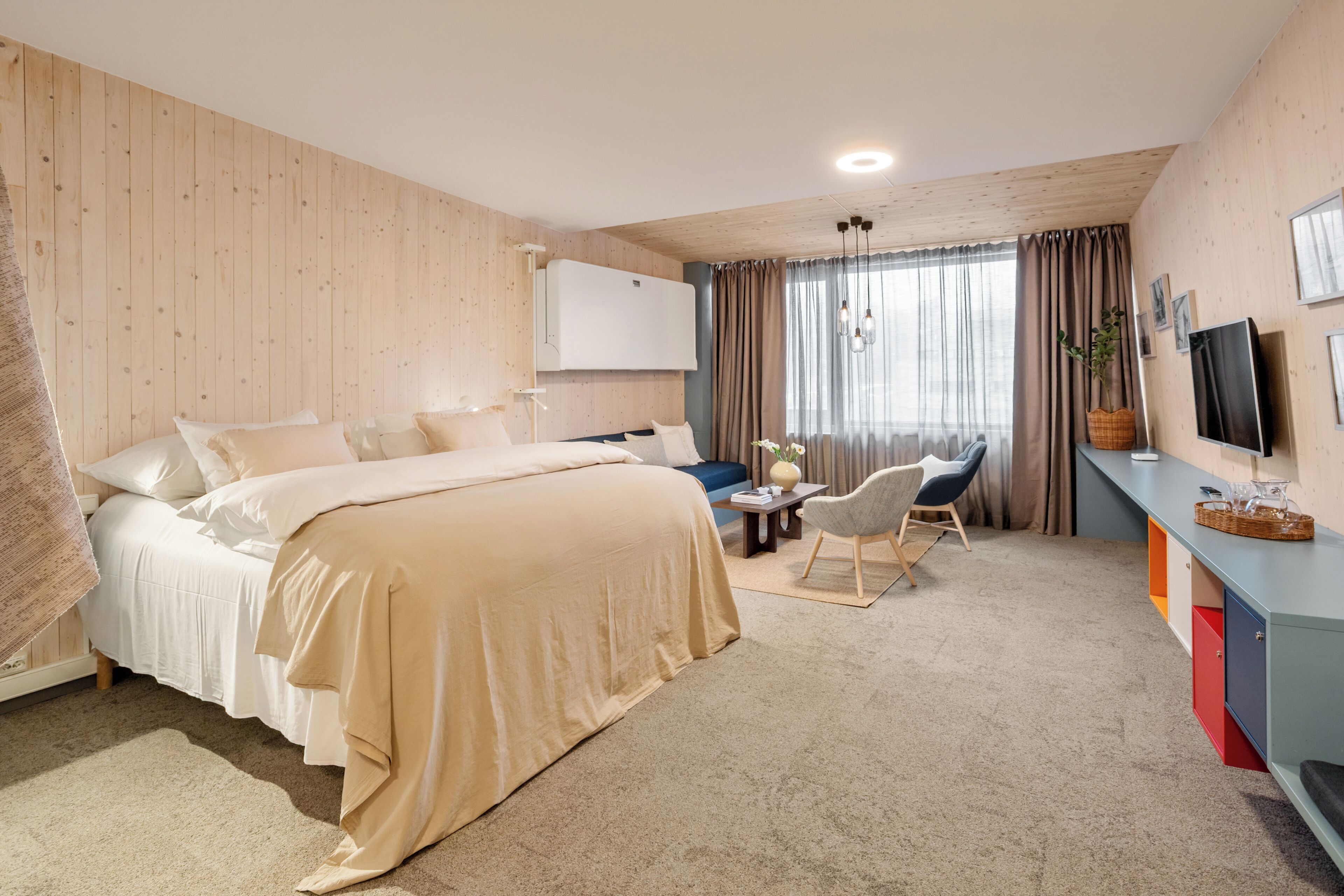 Studio Suite | Desk, laptop workspace, soundproofing, free WiFi