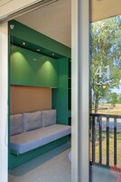 Habitación estándar doble, patio, vistas al jardín | Escritorio y espacio para trabajar con un portátil