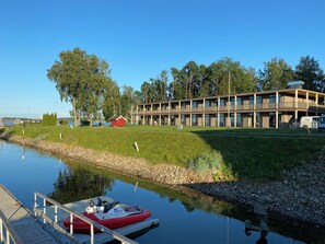 A lakeside building with a dock and a boat. - RS Noatun (Horten)