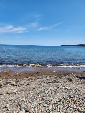 På stranden