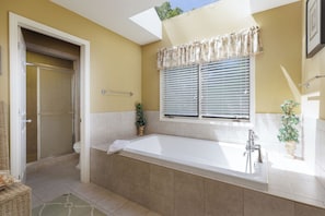 Een douche, een bubbelbad, een haardroger, handdoeken