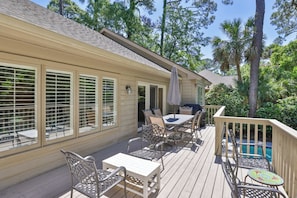 Outdoor dining - 6 Surf Scoter: 5th Row Ocean House, Sleeps 10. Free Bikes, Private Pool (Hilton Head Island)