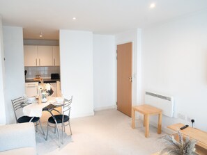 Huoneisto | Yksityinen keittiö | Jääkaappi, mikroaaltouuni, uuni, liesi