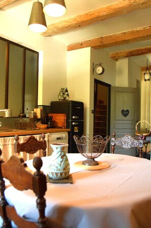 Dining - Domaine de la Salutiere: Duplex de Charme au Centre du Pays Cathare (Lauraguel)