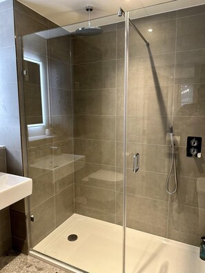 Appartamento | Bagno | Combinazione doccia/vasca, vasca da bagno a immersione totale