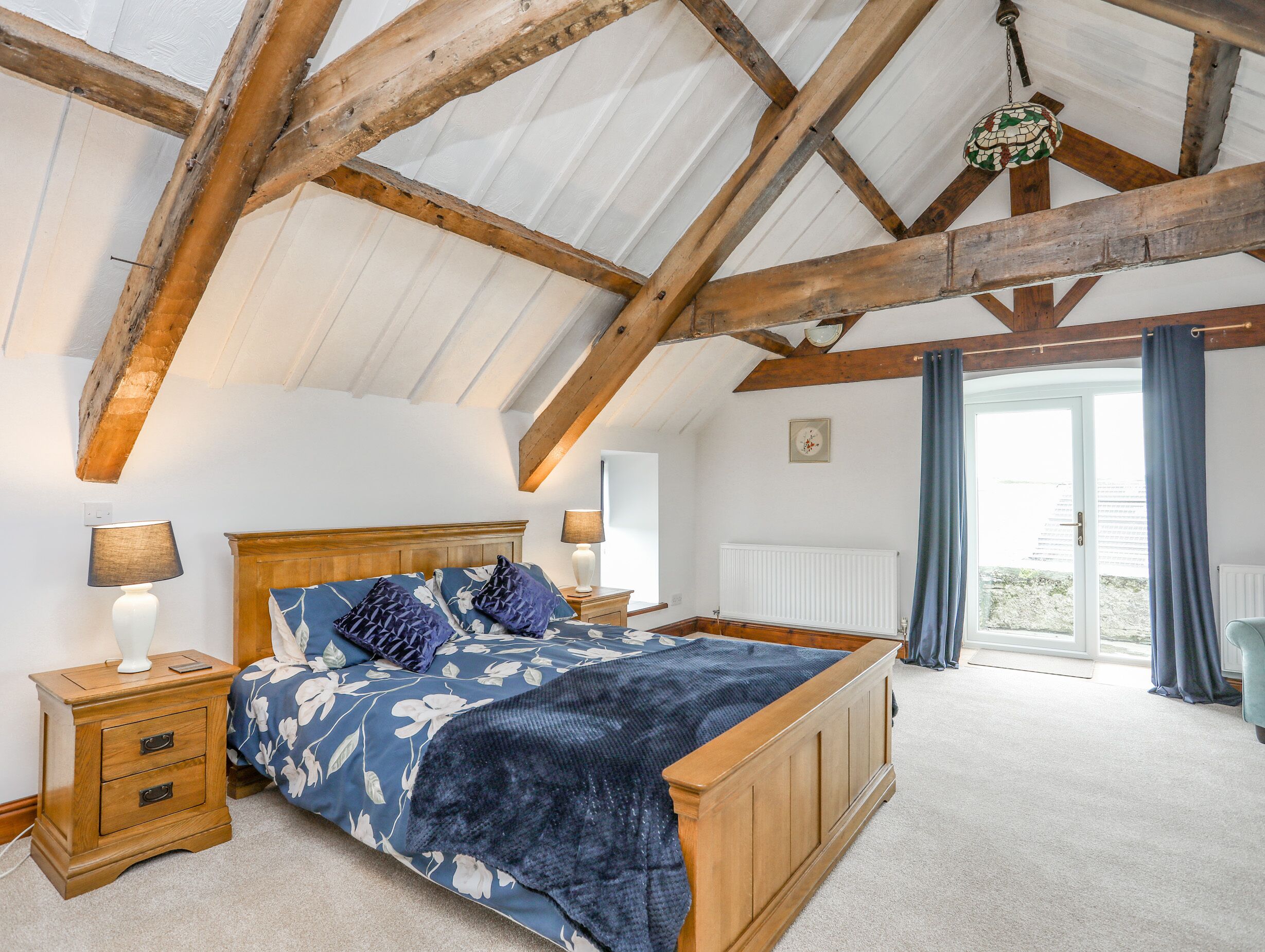 4 habitaciones, decoración personalizada y muebles diferentes 