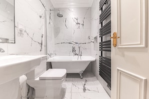 Dusche, Haartrockner, Handtücher