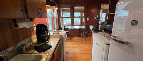 Frigorífico, horno, cafetera o tetera y tostadora