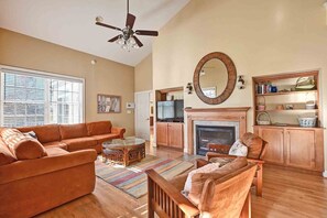 Fernseher, Kamin, DVD-Player