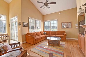 Fernseher, Kamin, DVD-Player