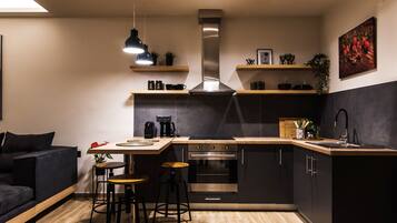 Full-sized fridge, oven, stovetop, coffee/tea maker