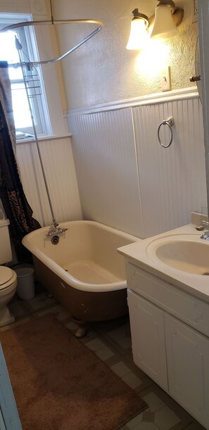 Hair dryer, towels, soap, shampoo - Spacious Midtown duplex near UNMC, Blackstone, Creighton, 2 bedrooms, 2nd floor (Omaha)