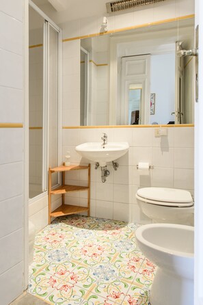 シャワー、ヘアドライヤー、ビデ、タオル