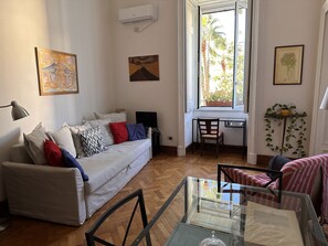 Living area - Beautiful appartamento in Naples in piazza amedeo (Napoli)
