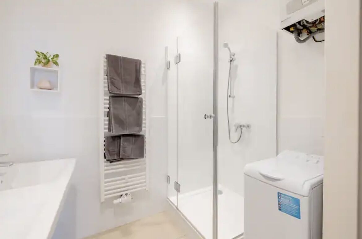 Dusche, Haartrockner, Handtücher, Seife