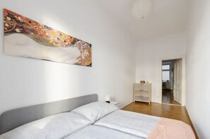 2 bedrooms, iron/ironing board, WiFi, bed sheets