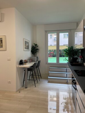 Sebuah peti sejuk di kawasan bersama