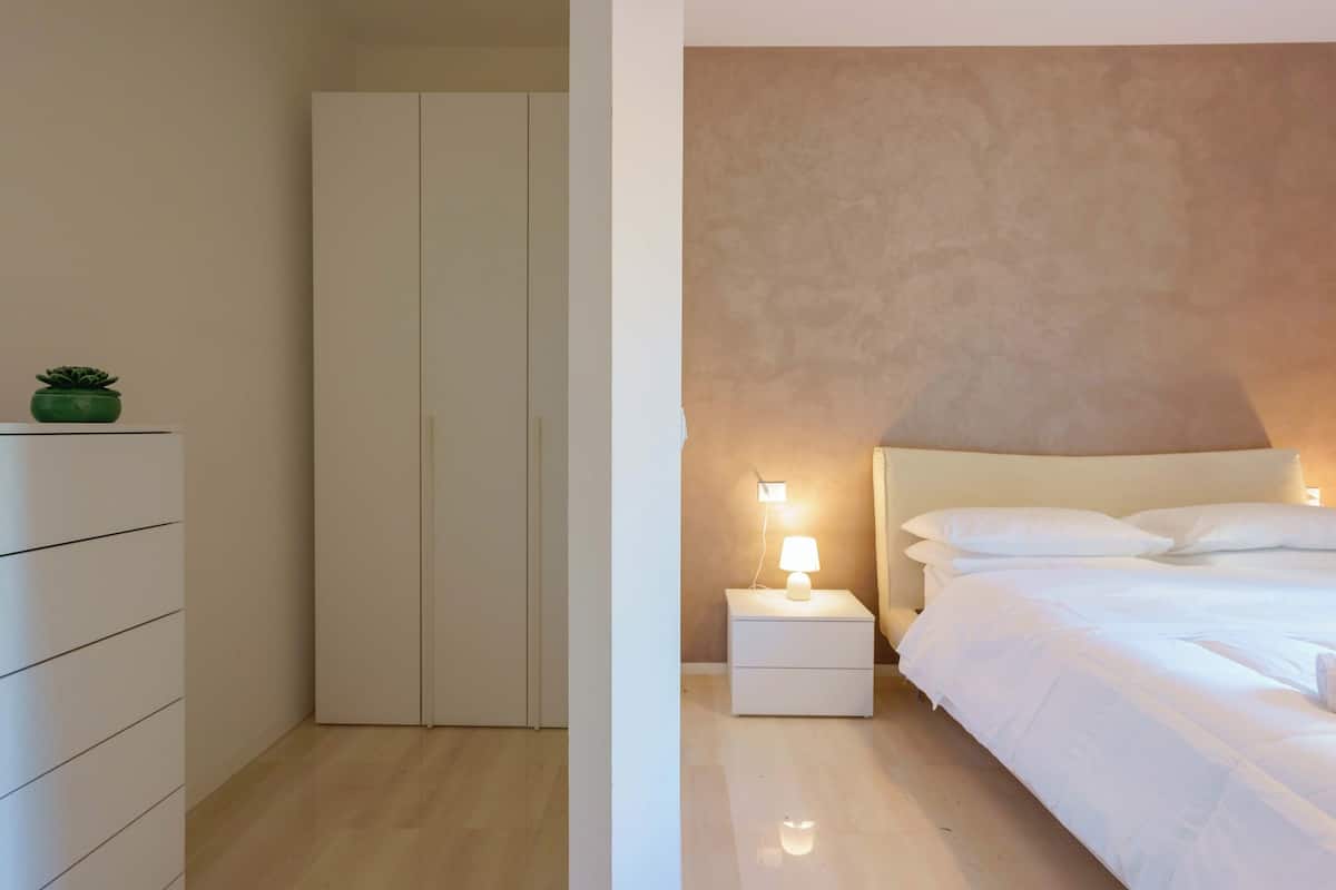 Decoración personalizada, wifi gratis y ropa de cama