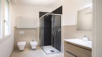 Classic Room | Bathroom | Free toiletries, hair dryer, bidet, towels