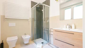 Articles de toilette gratuits, sĂšche-cheveux, bidet, serviettes fournies