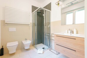 Artículos de tocador gratuitos, secador de pelo, bidet, toallas