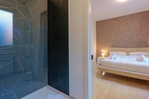 Decoración personalizada, wifi gratis y ropa de cama 