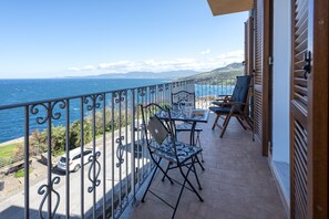 Outdoor dining - EXCLUSIVE OPENSPACE WITH BREATHTAKING TERRACE SEA VIEW & ANCIENT VILLAGE SUNSET (Castelsardo)