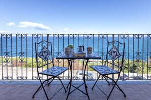 Outdoor dining - EXCLUSIVE OPENSPACE WITH BREATHTAKING TERRACE SEA VIEW & ANCIENT VILLAGE SUNSET (Castelsardo)
