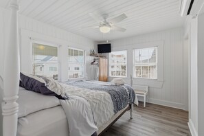 9 bedrooms, WiFi, bed sheets - ☀️Beacon House-Historic Inn in Carolina Beach!☀️ (Carolina Beach)