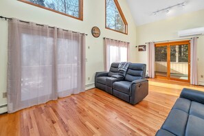 Smart TV, fireplace - Suissevale on Winnipesaukee Home For 11 (Moultonborough)