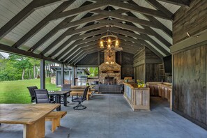 Outdoor dining - Dragonfly Cottage: Dog Friendly, Enclosed Yard Area, Community Perks (Glenville)