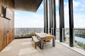 Condo superluxo, 2 quartos, sacada, vista para a cidade | Terraço/pátio