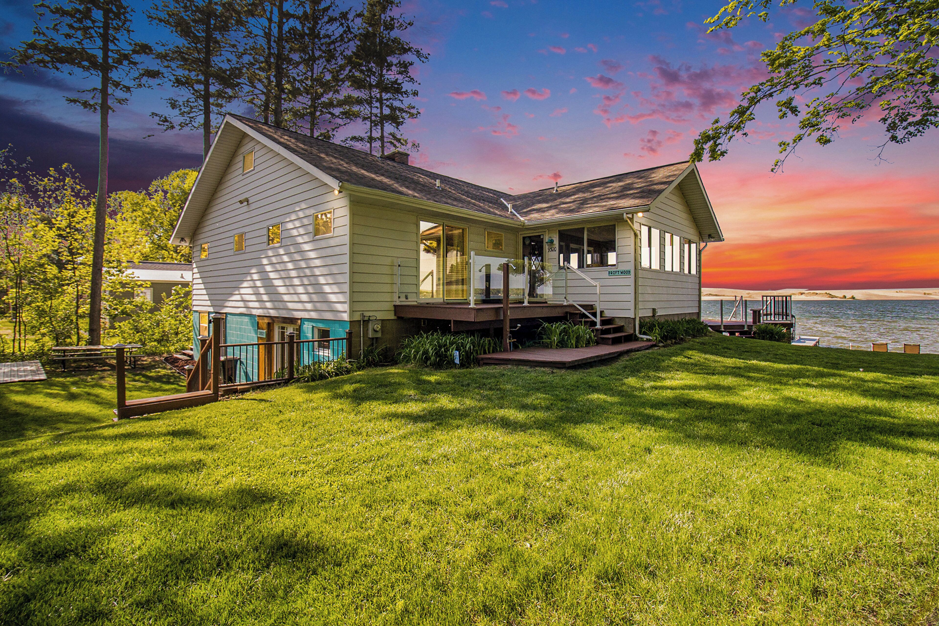 Private 100' Beachfront: Amazing Views, Pontoon Boat, Kayaks, Paddleboad