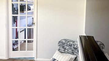 1 habitación, tabla de planchar con plancha, wifi gratis y ropa de cama