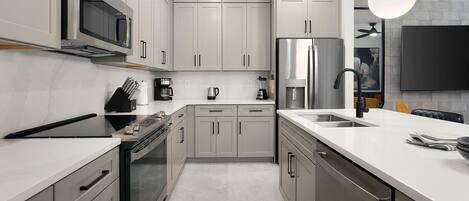 Refrigerador, microondas, horno, placa de cocina