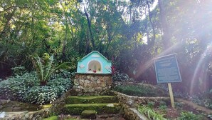 Una escalera de piedra que lleva a un santuario con un letrero.