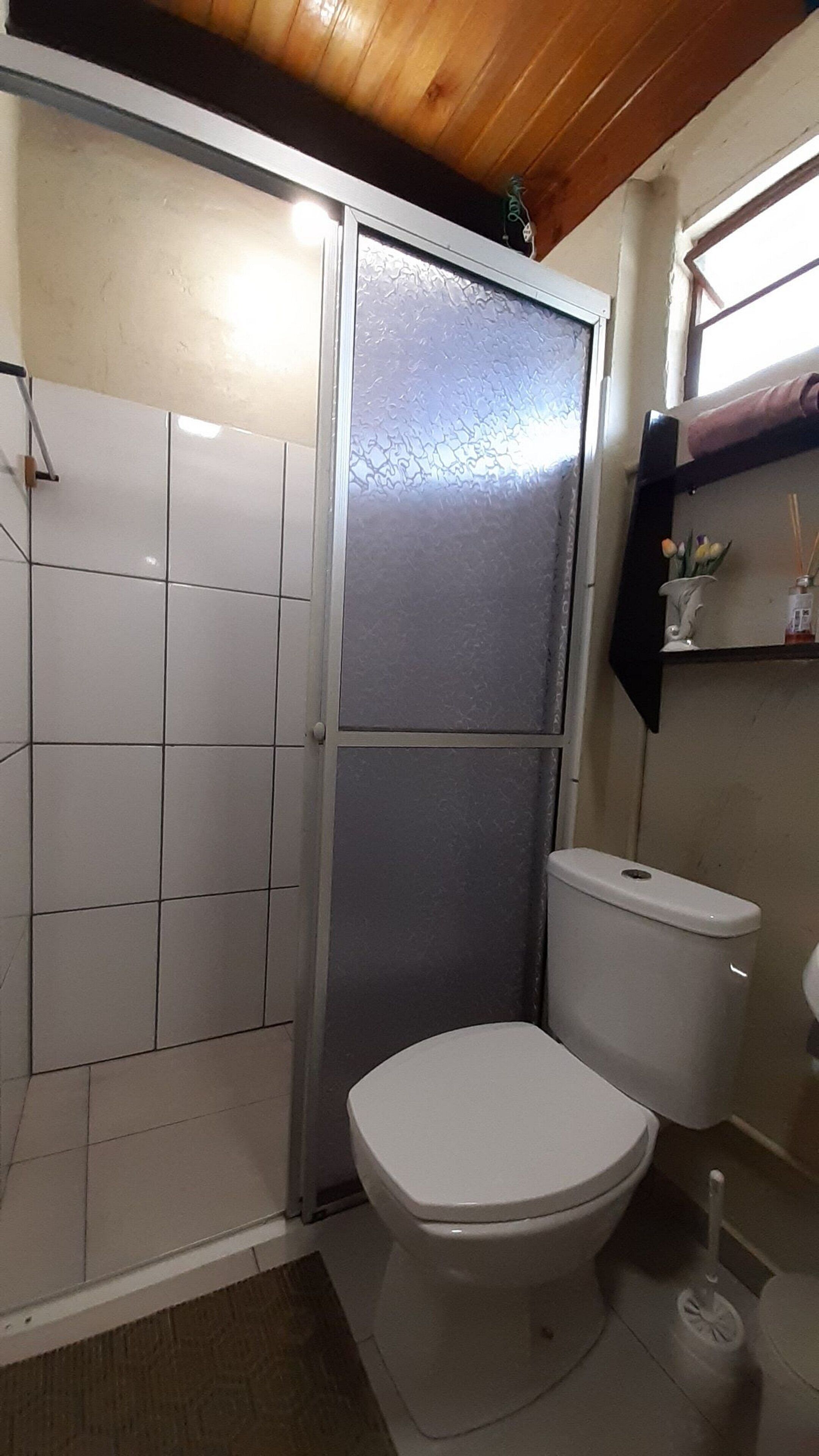 Basic Cabin | Bathroom | Shower, free toiletries, hair dryer, towels