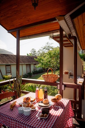 Basic Cabin | Outdoor dining - Cabana Casa Enxaimel (Picada Cafe)