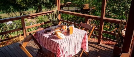 Basic Cabin | Outdoor dining