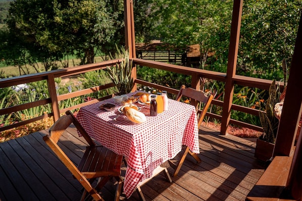 Basic Cabin | Outdoor dining