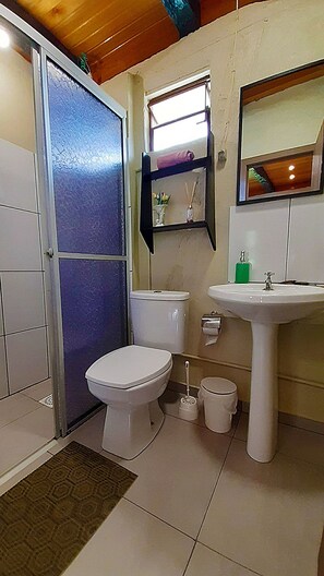 Chalet rustique de base | Salle de bain | Douche, articles de toilette (gratuits), séchoir à cheveux