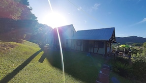Basic Cabin | Bathroom | Shower, free toiletries, hair dryer, towels