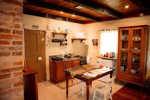 Basic Cabin | Private kitchen | Mini-fridge, microwave, oven, stovetop - Cabana Casa Enxaimel (Picada Cafe)