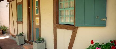 Basic Cabin | Exterior detail