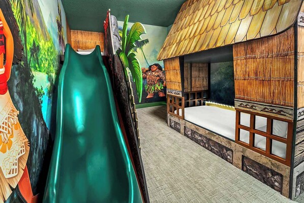 4 عدّة غرف نوم ومكتب ومكواة/لوح كي وسرير سفر